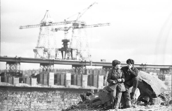1974年乌斯季伊利姆水电站下班后的建设者 - 俄罗斯卫星通讯社
