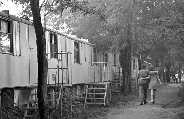 1976年，一對年輕情侶前往奧倫堡天然氣管道建設者的定居點 - 俄羅斯衛星通訊社