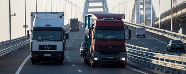 Грузовые машины на Крымском мосту, где были сняты ограничения на движение фур свыше 3,5т - 俄罗斯卫星通讯社