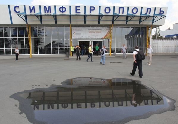 辛菲羅波爾機場大樓入口附近的乘客 - 俄羅斯衛星通訊社