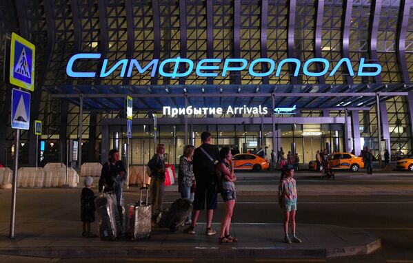 “辛菲羅波爾”國際機場“克里米亞波浪”航站樓附近的乘客 - 俄羅斯衛星通訊社