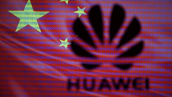Логотип компании Huawei на фоне флага Китая - 俄罗斯卫星通讯社