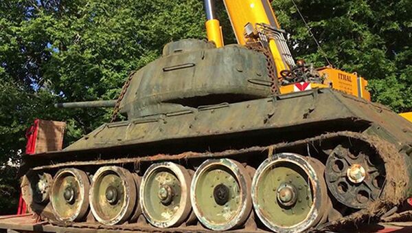 俄罗斯军人在戈兰高地挖出一辆T-34坦克 - 俄罗斯卫星通讯社