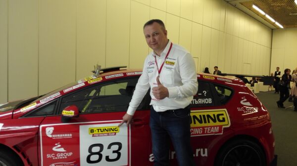 安德烈展示新手訓練賽車 安德烈展示新手訓練賽車 - 俄羅斯衛星通訊社