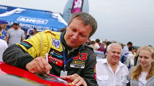 賽車手安德烈給粉絲留簽名 - 俄羅斯衛星通訊社