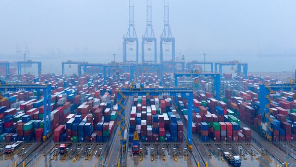 Контейнеры на автоматизированном контейнерном терминале в порту Циндао, провинция Шаньдун, Китай - 俄羅斯衛星通訊社
