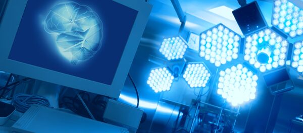 Изображение мозга на экране монитора в операционной - 俄罗斯卫星通讯社