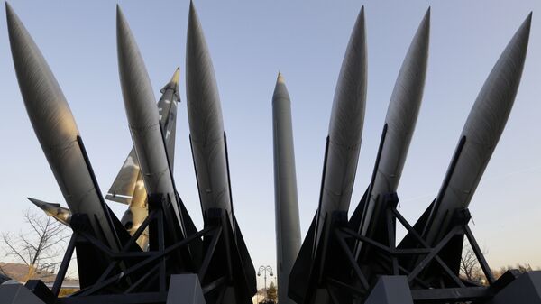 A North Korea's mock Scud-B missile, center, stands among South Korean missiles displayed at Korea War Memorial Museum in Seoul, South Korea. - 俄羅斯衛星通訊社