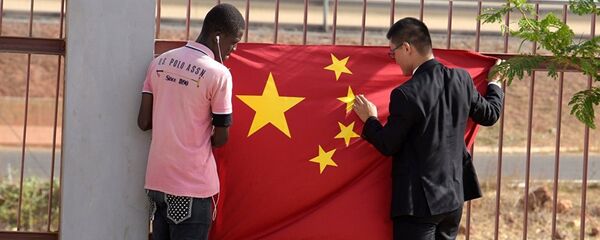 A Senegalese worker and a Chinese man put a Chinese flag in Diamniadio district in Dakar A Senegalese worker and a Chinese man put a Chinese flag in Diamniadio district in Dakar - 俄罗斯卫星通讯社