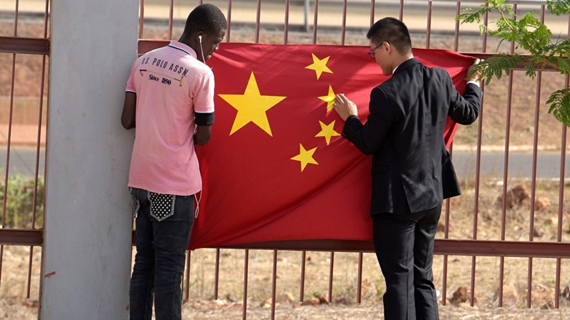 A Senegalese worker and a Chinese man put a Chinese flag in Diamniadio district in Dakar - 俄罗斯卫星通讯社, 1920, 03.01.2022