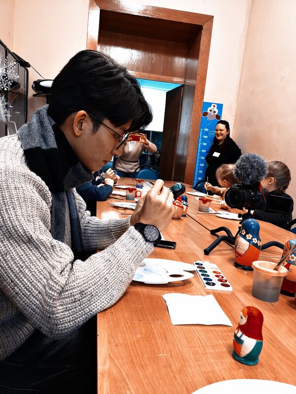 招景怡參與畫俄羅斯套娃活動 - 俄羅斯衛星通訊社