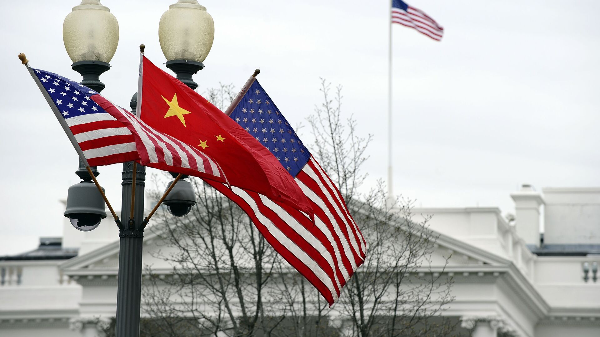 Китайский и американские флаги перед Белым домом в Вашингтоне - 俄羅斯衛星通訊社, 1920, 11.10.2022