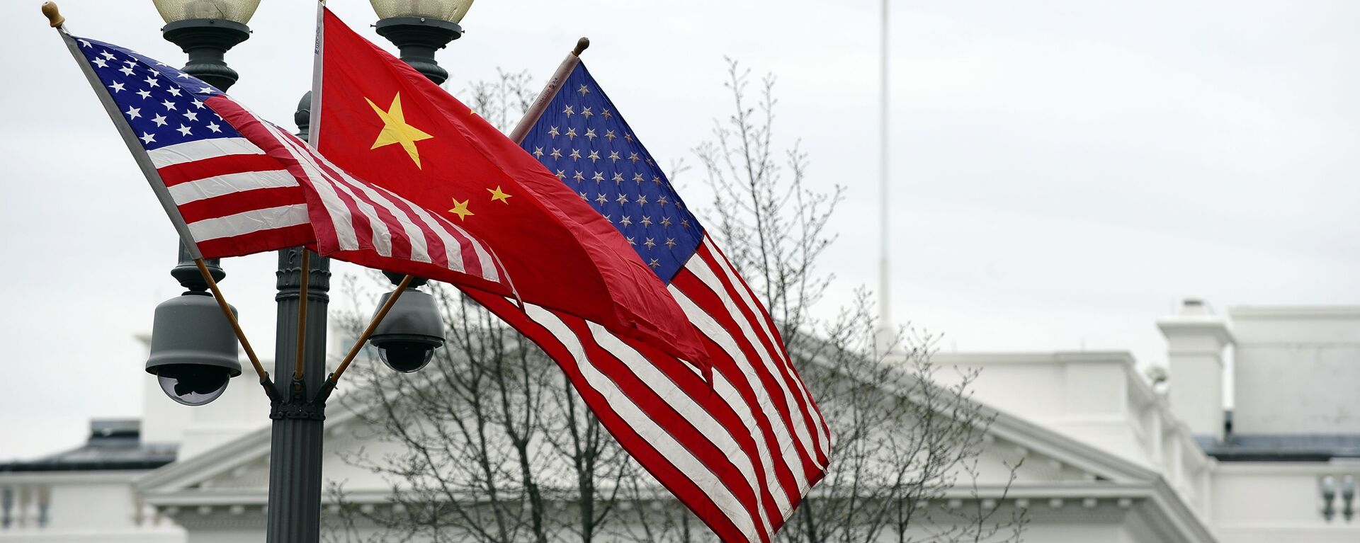 Китайский и американские флаги перед Белым домом в Вашингтоне - 俄罗斯卫星通讯社, 1920, 11.10.2022
