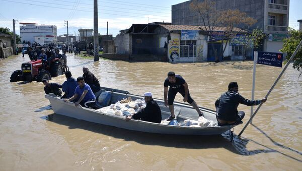 Местные жители на лодке во время наводнения в иранском поселении Agh Ghaleh  - 俄羅斯衛星通訊社
