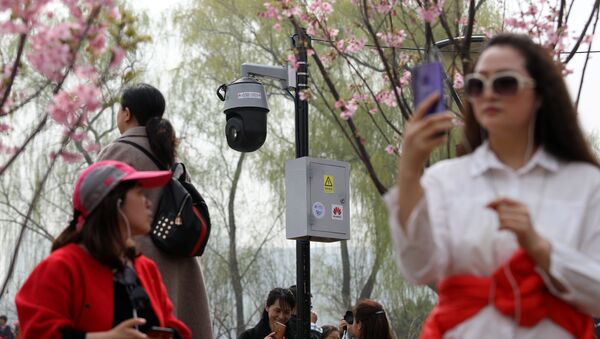 Люди фотографируются с цветущей вишней в Пекине - 俄羅斯衛星通訊社