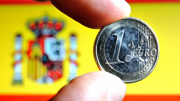 Евро на фоне национального флага Испании - 俄罗斯卫星通讯社