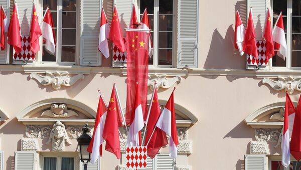 Флаги Монако и Китая видны на Дворцовой площади Монако за два дня до однодневного государственного визита председателя Китая Си Цзиньпина в Монако - 俄罗斯卫星通讯社