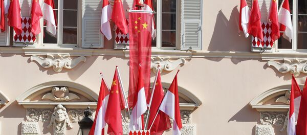 Флаги Монако и Китая видны на Дворцовой площади Монако за два дня до однодневного государственного визита председателя Китая Си Цзиньпина в Монако - 俄罗斯卫星通讯社