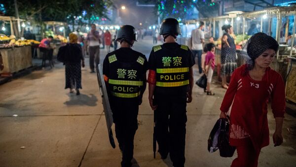 Полиция патрулирует ночной рынок в Кашгаре, Синьцзян-Уйгурский автономный район Китая - 俄羅斯衛星通訊社