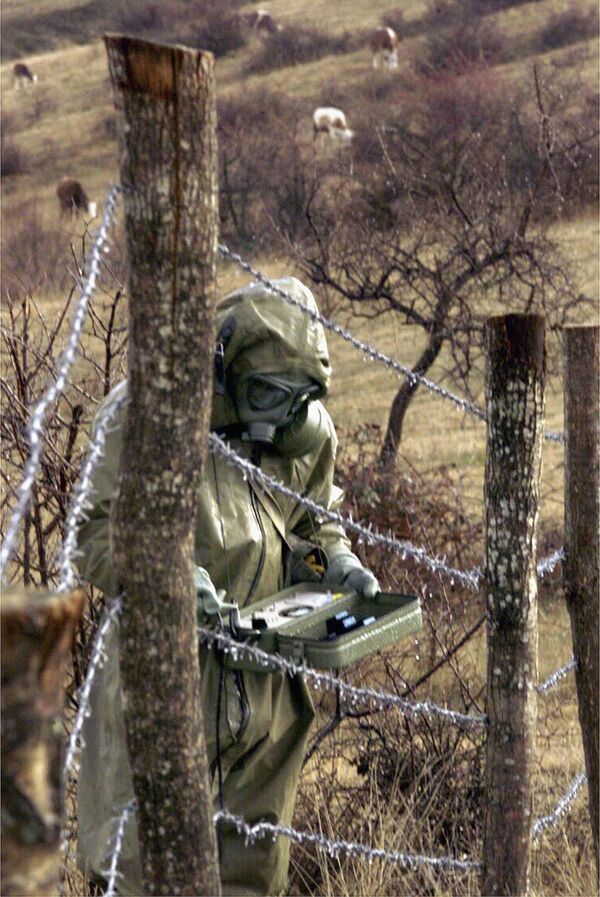 2001年1月9日，在塞爾維亞南部城鎮普雷捨沃附近，一名南斯拉夫士兵正在測量放射性物質，該地區是北約轟炸南斯拉夫的目標地區。  - 俄羅斯衛星通訊社