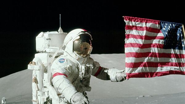 Флаг США на Луне.  - 俄罗斯卫星通讯社