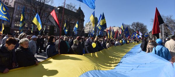 Участники народного вече за честные выборы у памятника Тарасу Шевченко во Львове. - 俄羅斯衛星通訊社