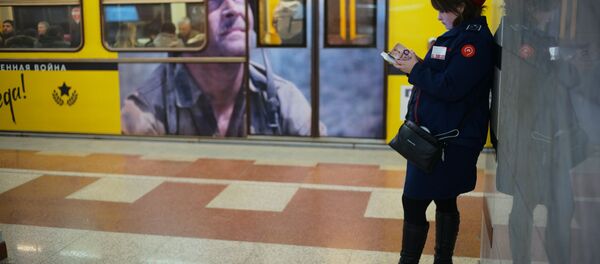 Работница метрополитена на станции Парк Победы в Москве - 俄罗斯卫星通讯社