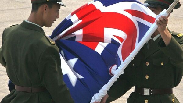 Chinese soldiers unfurl the Australian flag - 俄罗斯卫星通讯社