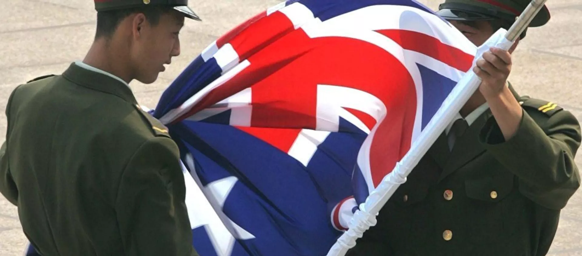 Chinese soldiers unfurl the Australian flag - 俄羅斯衛星通訊社, 1920, 06.05.2021