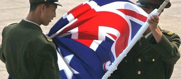 Chinese soldiers unfurl the Australian flag - 俄罗斯卫星通讯社