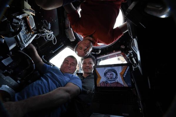 奧列格·科諾年科、阿列克謝·奧夫奇寧和大衛·聖雅克在國際空間站的自拍 - 俄羅斯衛星通訊社