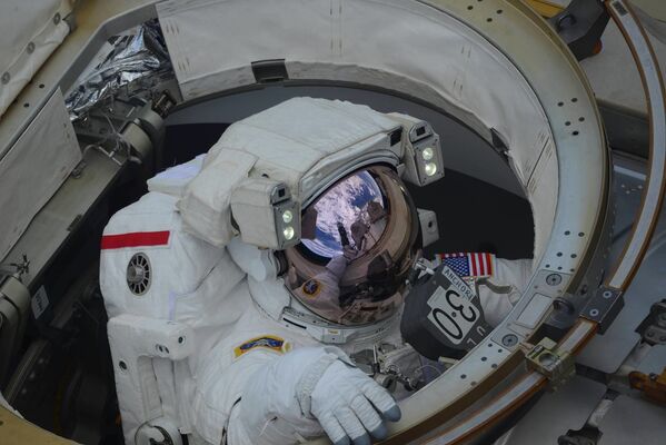 太空行走的宇航員安妮*麥克萊恩和尼克*海格 - 俄羅斯衛星通訊社