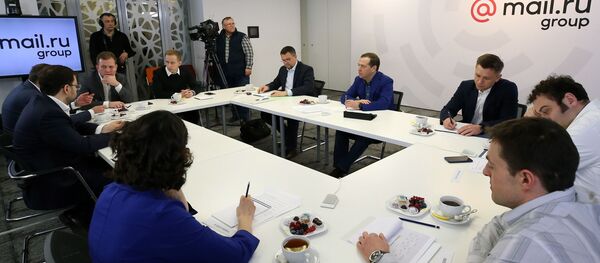 Председатель правительства РФ Дмитрий Медведев во время встречи с руководителями крупнейших российских IT-компаний в офисе компании Mail.ru Group в Москве - 俄罗斯卫星通讯社