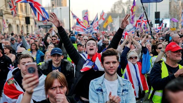 數千英國人在議會前集會 打出口號離開即是離開以支持脫歐行動 - 俄羅斯衛星通訊社