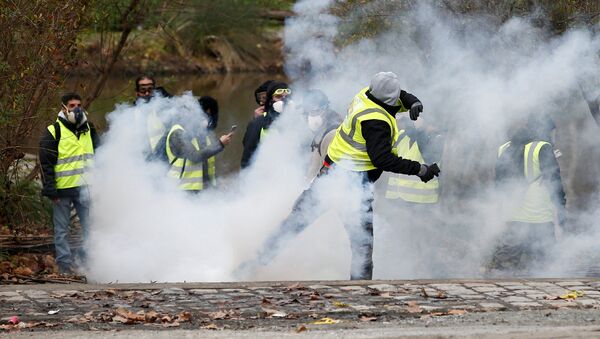 巴黎警方用催淚瓦斯驅散示威者 - 俄羅斯衛星通訊社