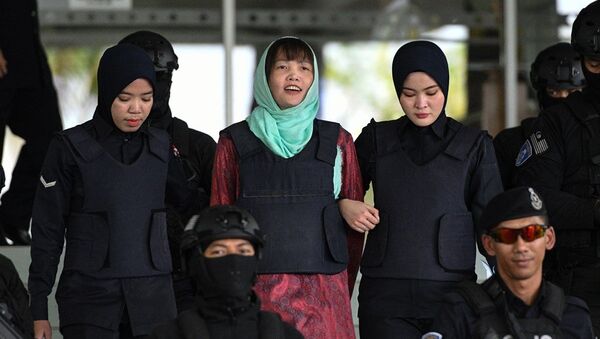 Vietnamese national Doan Thi Huong (C) is escorted by Malaysian police out of the High Court in Shah Alam on April 1, 2019 - 俄罗斯卫星通讯社