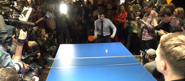 乌总统候选人泽连斯基大秀乒乓球技 - 俄罗斯卫星通讯社