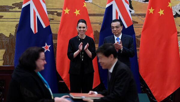 New Zealand Prime Minister Jacinda Ardern and Chinese Premier Li Keqiang attend a signing ceremony after their meeting at the Great Hall of the People in Beijing, China - 俄罗斯卫星通讯社