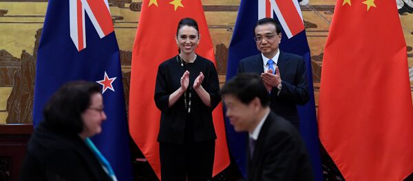 New Zealand Prime Minister Jacinda Ardern and Chinese Premier Li Keqiang attend a signing ceremony after their meeting at the Great Hall of the People in Beijing, China - 俄羅斯衛星通訊社