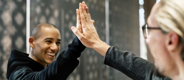 Радостное приветствие - 俄羅斯衛星通訊社