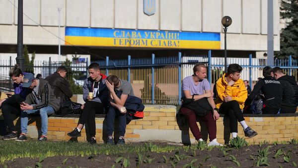 Молодые люди у здания Центральной избирательной комиссии (ЦИК) Украины в Киеве во время президентских выборов на Украине - 俄羅斯衛星通訊社