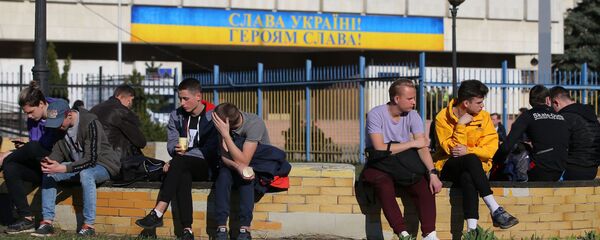 Молодые люди у здания Центральной избирательной комиссии (ЦИК) Украины в Киеве во время президентских выборов на Украине - 俄羅斯衛星通訊社