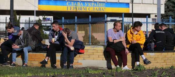 Молодые люди у здания Центральной избирательной комиссии (ЦИК) Украины в Киеве во время президентских выборов на Украине - 俄罗斯卫星通讯社