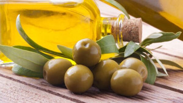 Зеленые оливки с маслом и листьями - 俄羅斯衛星通訊社