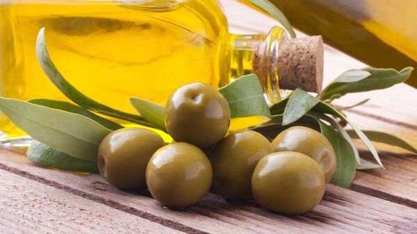 Зеленые оливки с маслом и листьями - 俄罗斯卫星通讯社
