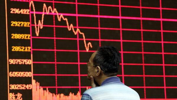 An investor looks at an electronic board showing stock information of Shanghai Stock Exchange Composite Index at a brokerage house in Beijing, August 26, 2015 - 俄罗斯卫星通讯社