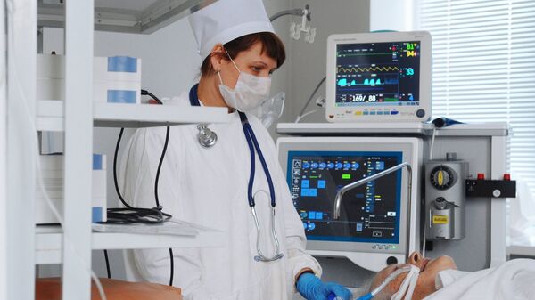 Врач - анестезиолог подготавливает пациента перед операцией - 俄罗斯卫星通讯社