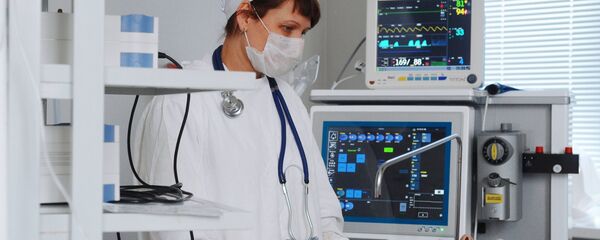 Врач - анестезиолог подготавливает пациента перед операцией - 俄罗斯卫星通讯社