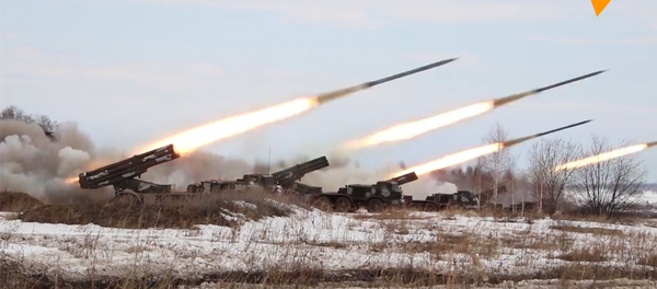 俄军在车里雅宾斯克郊外举行火箭炮实弹演习 - 俄罗斯卫星通讯社