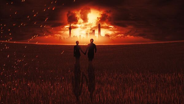 Пара в поле на фоне горящего мегаполиса - 俄罗斯卫星通讯社